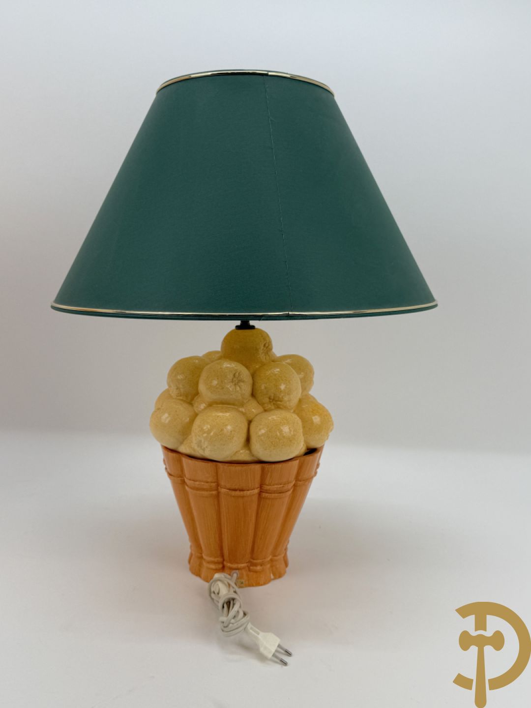 Paar keramieken lampadaires met gekleurd fruit in mand