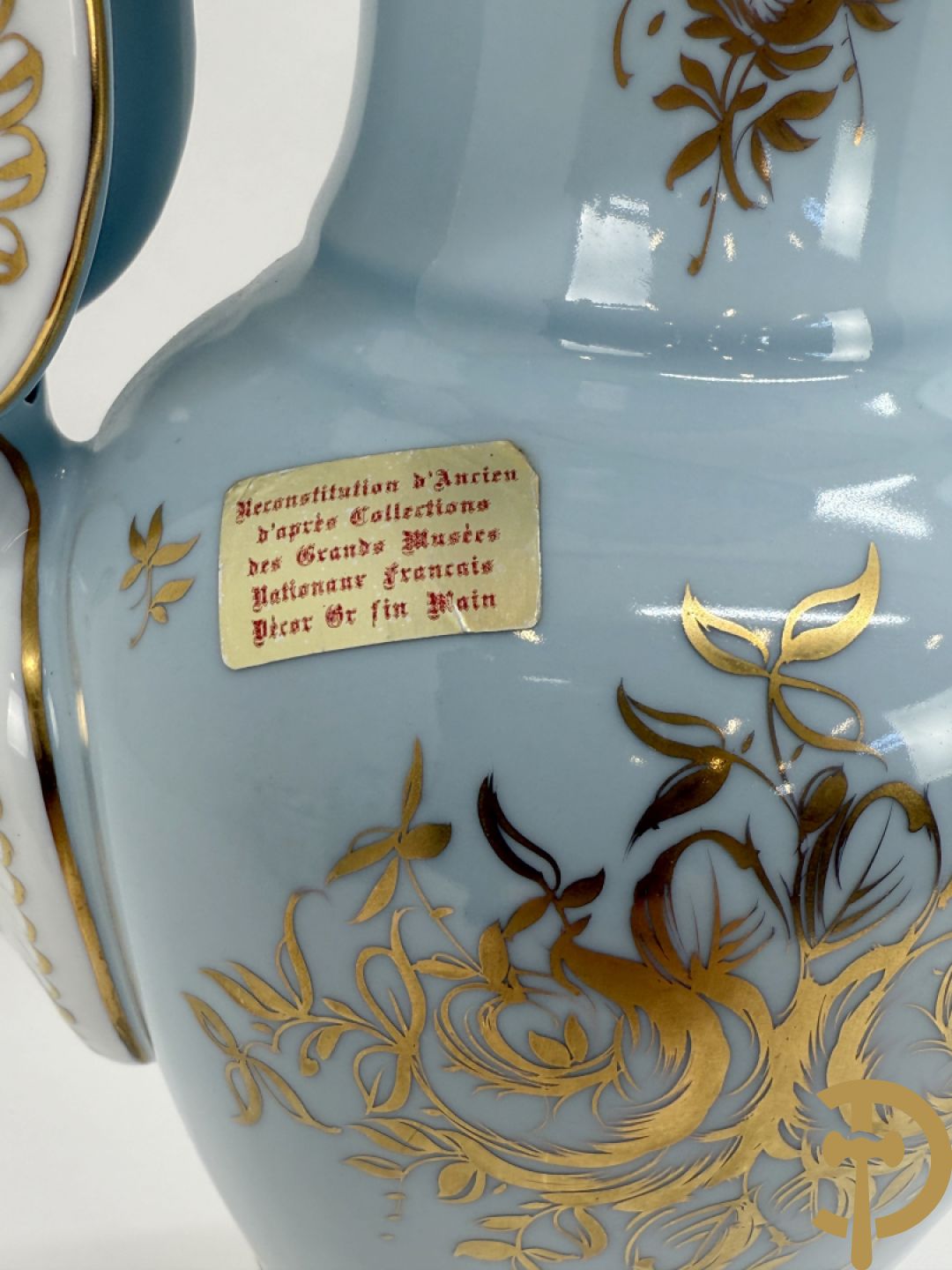 Mooi lot Limoges porselein bestaande uit grote en kleine Medici vaas met bloemendecor, 3 cache pots, bord, 2 coupes, Tas en schoteltje (9 stuks in totaal)