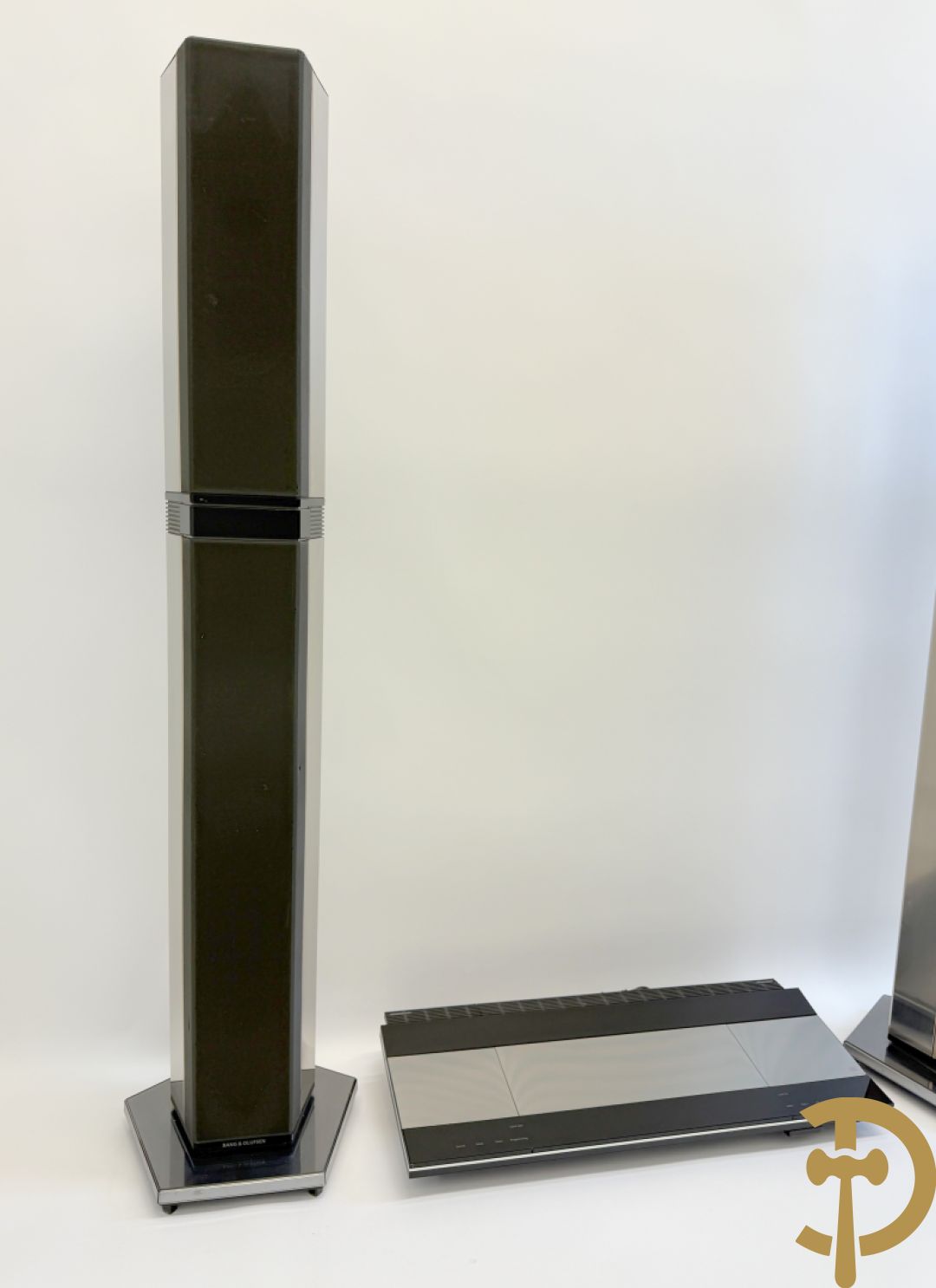 Design muziekinstallatie B & O Beocenter 9500 met bijhorende toren luidsprekers type 6611