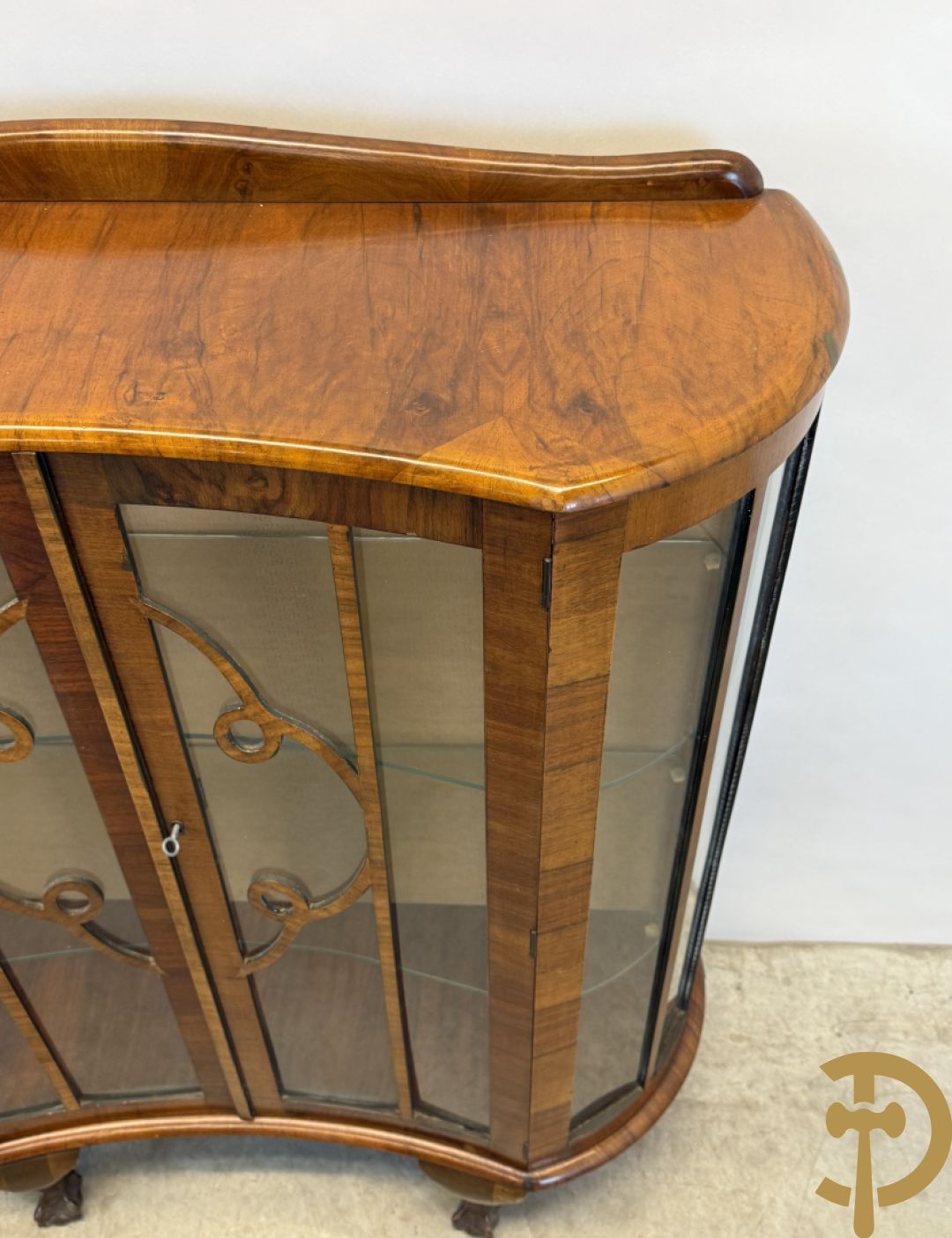 Engelse wortelnotehouten Art Deco vitrine op klauwepoten