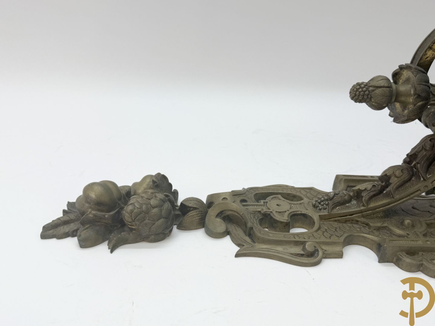 Bronzen wandappliek met accanthusranken en fruitmotieven
