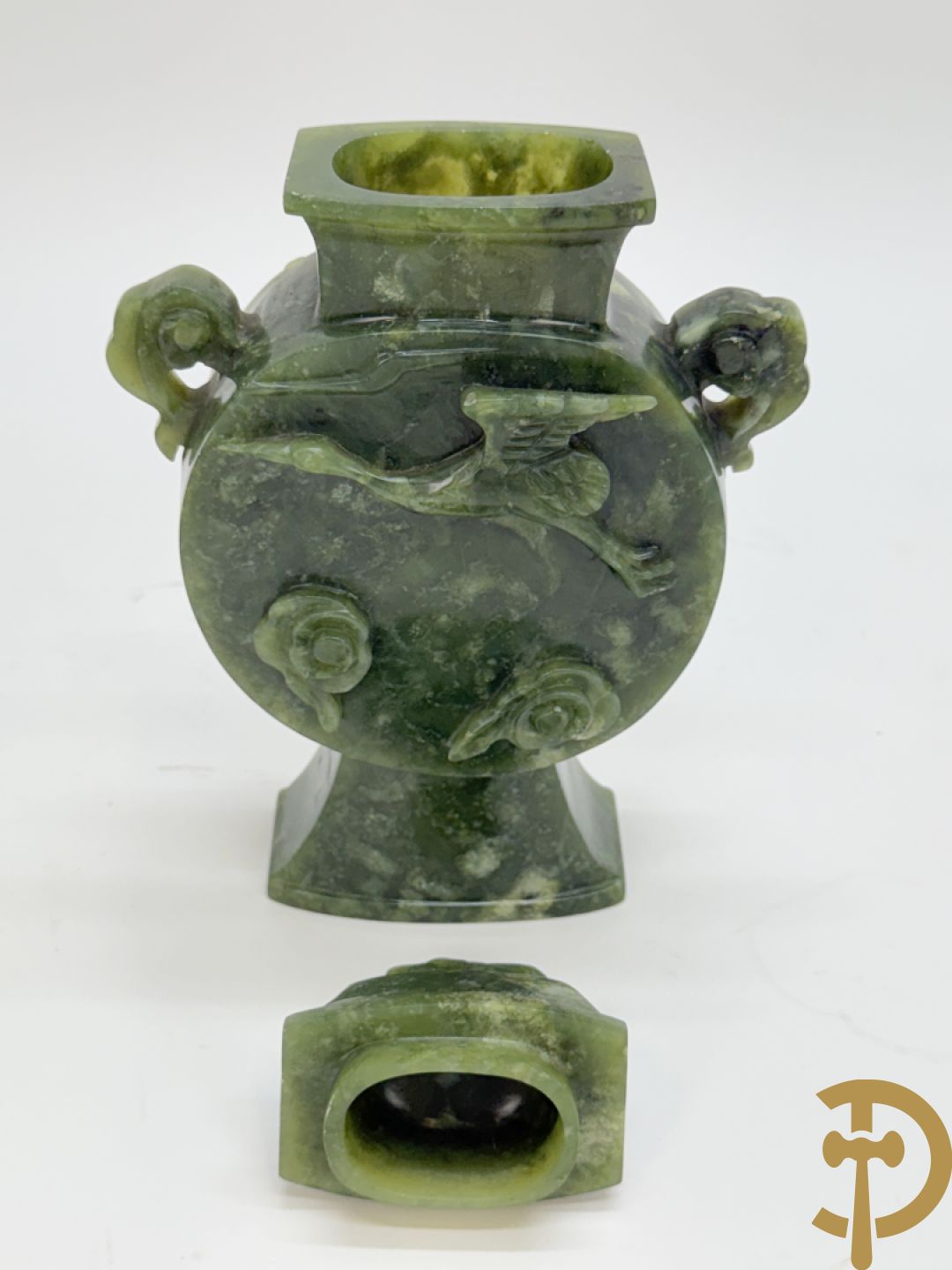 Brule parfum met sculptuur van fo honden in jadeiet + dekselpotiche in jadeiet met bloemen en vogeldecor