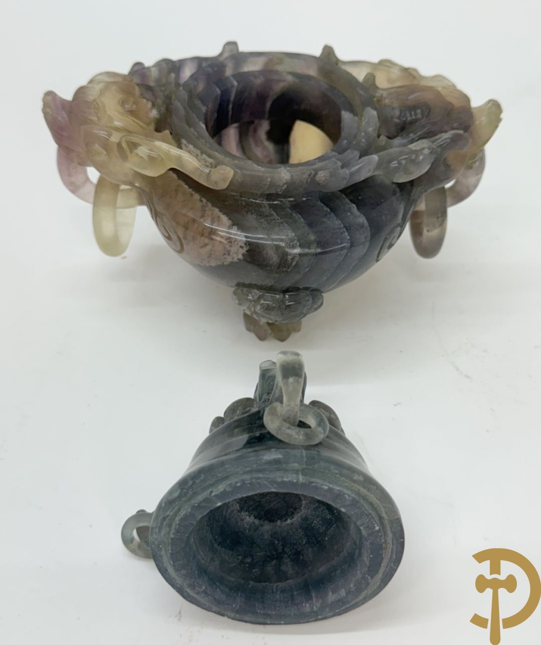 Drie Chinese handgesculpteerde urnes in gesteente met drakendecor (jade, amethist en fluoriet)