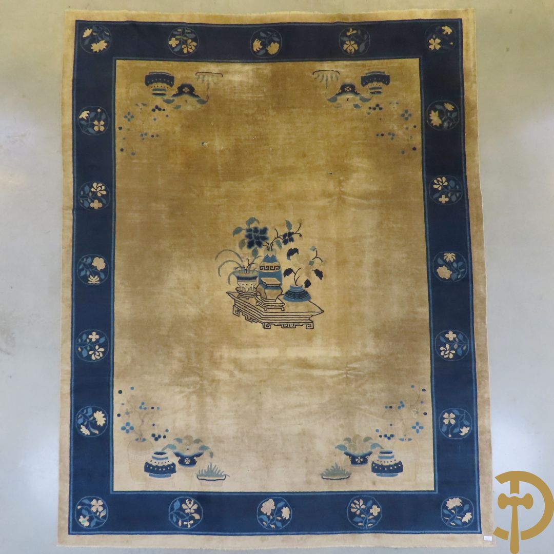 Antiek Aziatisch handgeknoopt tapijt met bloemen- en vazendecor