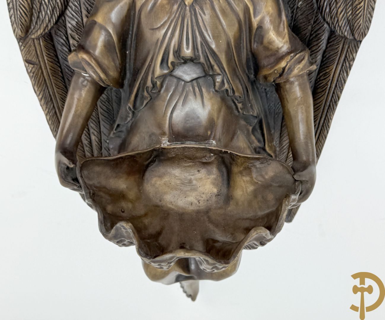 Bronzen wijwatervat van een engel dragende een rocailleschelp