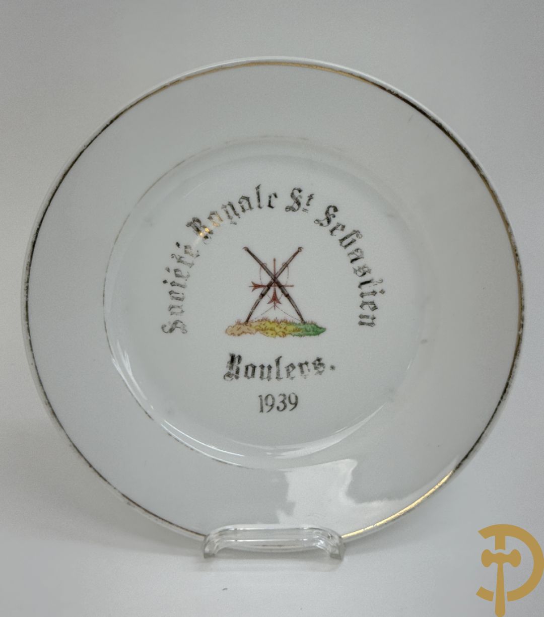 Acht porseleinen borden van boogschuttersgildes