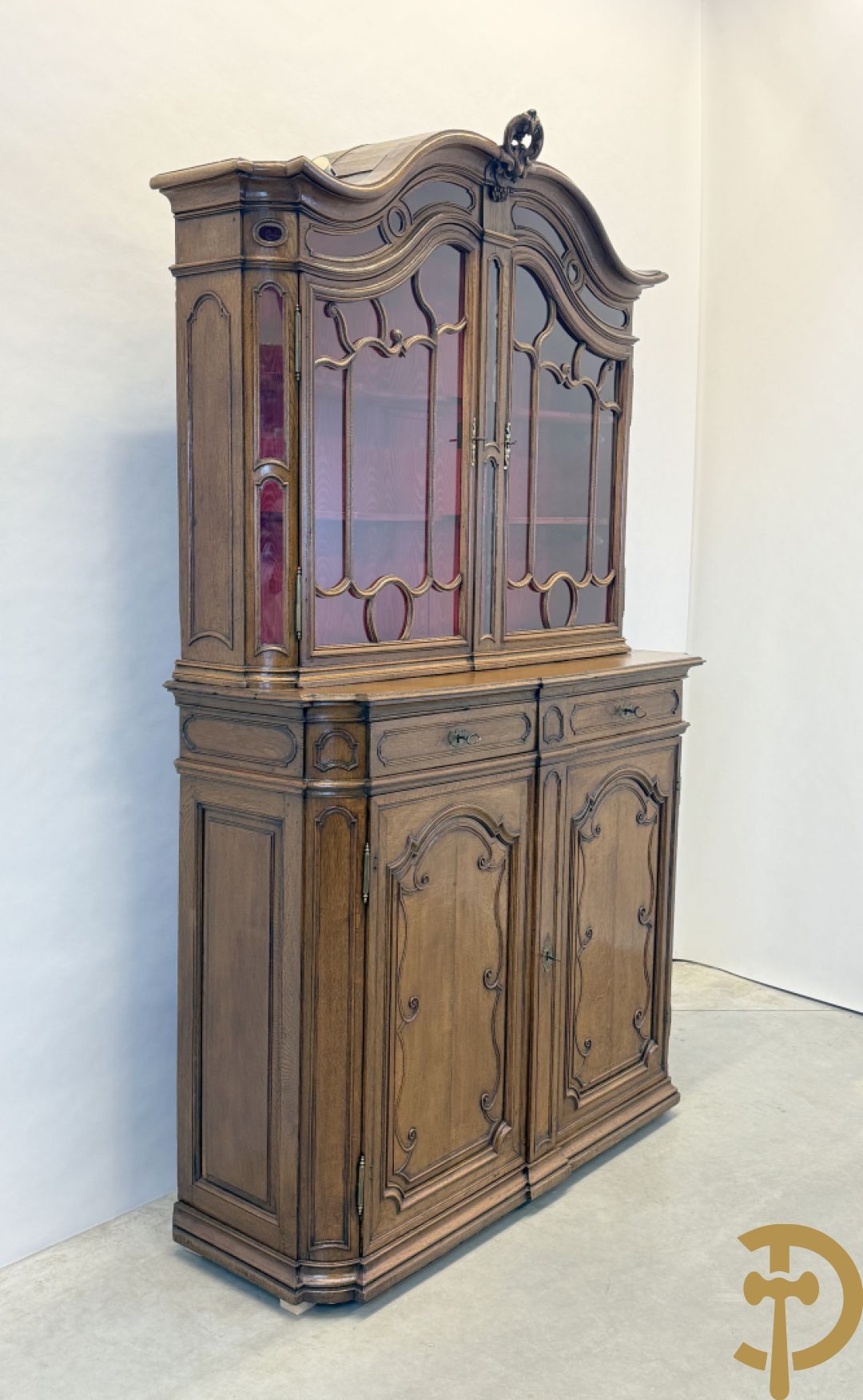 Massief eiken Luikse vitrinekast, boven met 2 beglaasde deuren en gebogen kop, Louis XV stijl, 18e