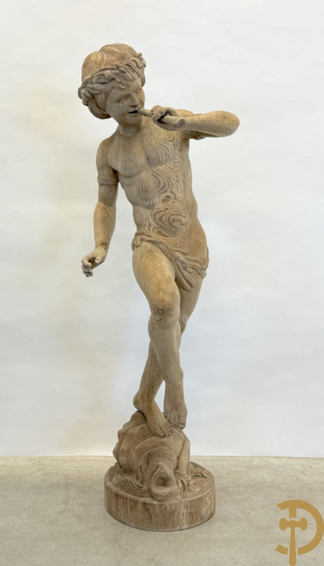 Houtgesculpteerde fluitspelende cupido staande op schelp
