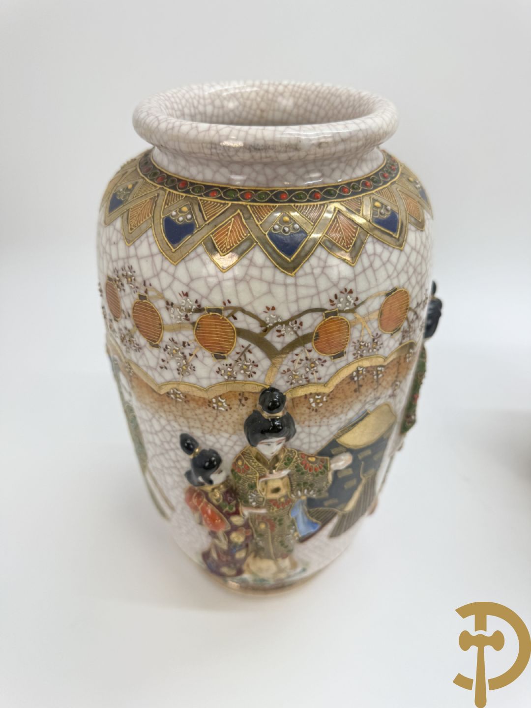 Paar Japanse Satsumat vazen met basrelief decor van gheisha