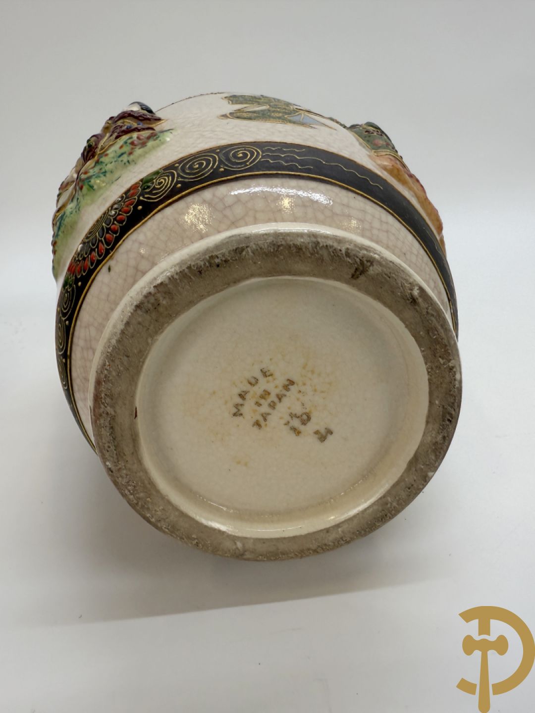 Paar Japanse Satsumat vazen met basrelief decor van gheisha