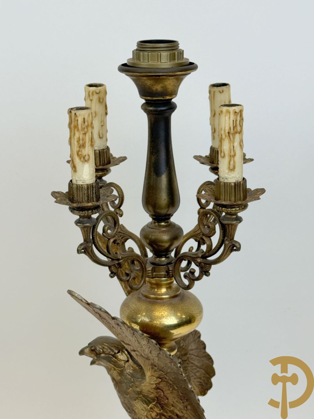 Paar vintage lampadaires met adelaar, bovenaan bekroond met 4 kaarsenhouders en lichtpunt