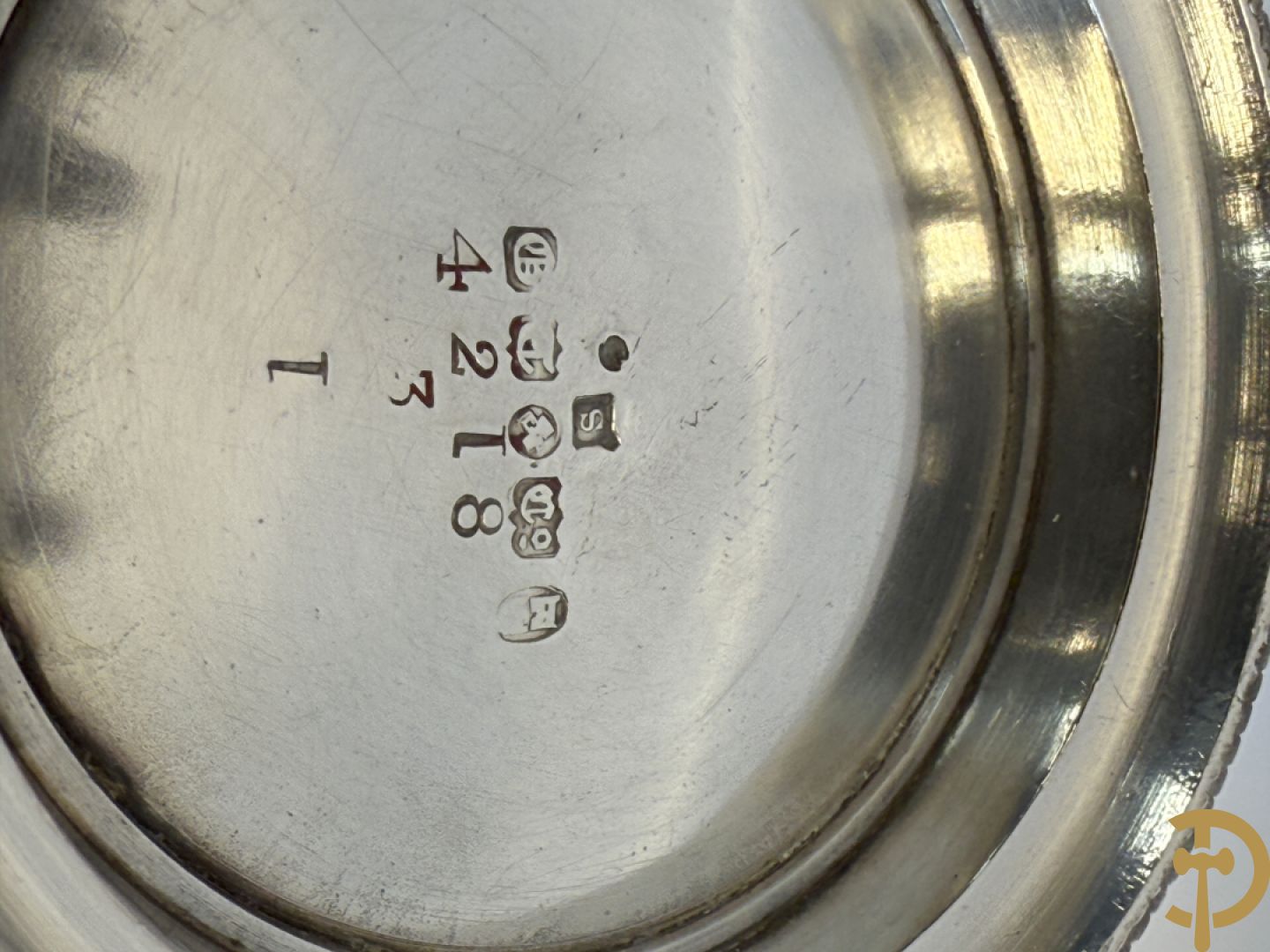 Vijf verzilverde theekannen, 2 verzilverde samovar en verzilverde suikerpot