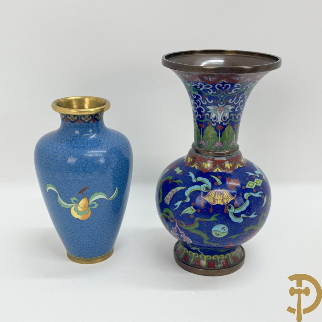 Acht stuks cloisoné w.o. paar dekselpotiches met bloemendecor, 4 vaasjes, coupe en vogel