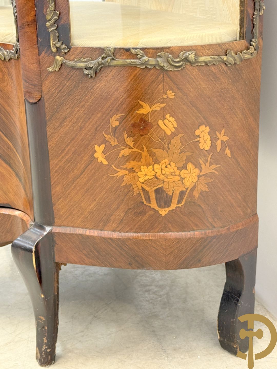 Notelaren Louis XV vitrine met gebogen glas, bezet met bronsbeslag en onderaan met bloemenmarketterie