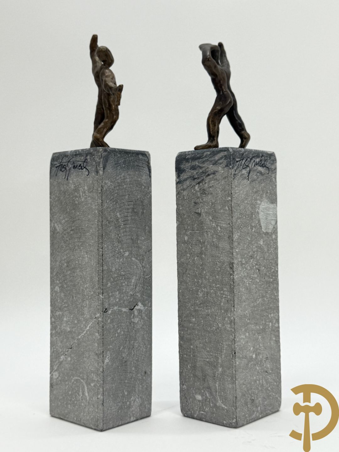 MEAN Fr. getekend (Francis) Paar bronzen sculpturen op arduinen sokkel