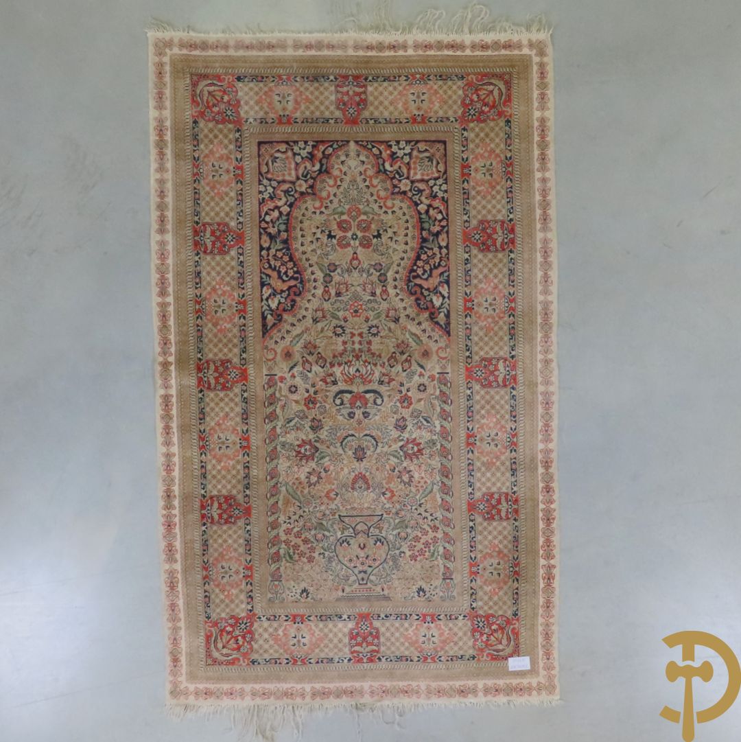 Zijden handgeknoopt tapijt met amfoor en bloemendecor