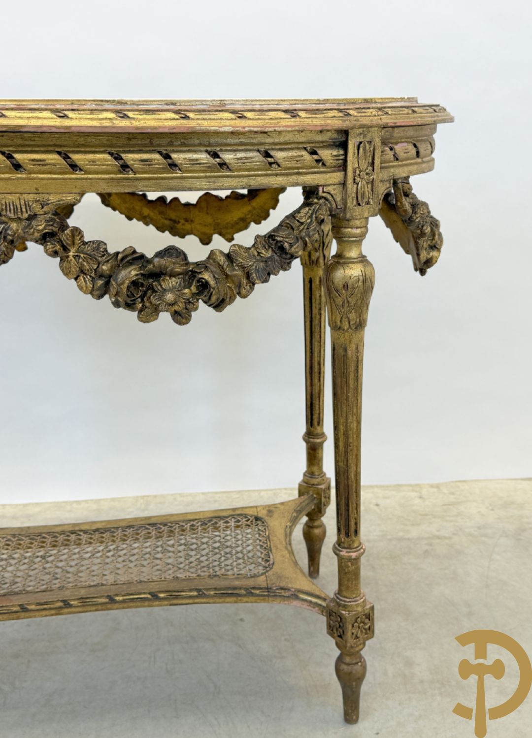 Ovale vergulde bijzettafel, Louis XVI stijl, met bloemenguirlandes, canage en marmeren blad