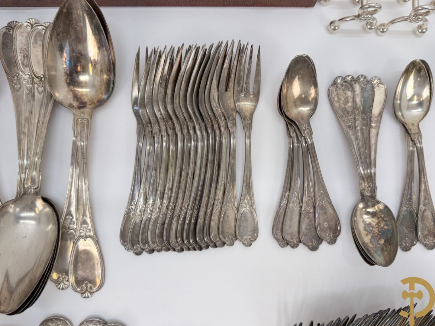 Verzilverd bestek Louis Philippe bestaande uit lepels, vorken, koffielepels en vorken + 3 sets porte couverts van o.a. Vossen