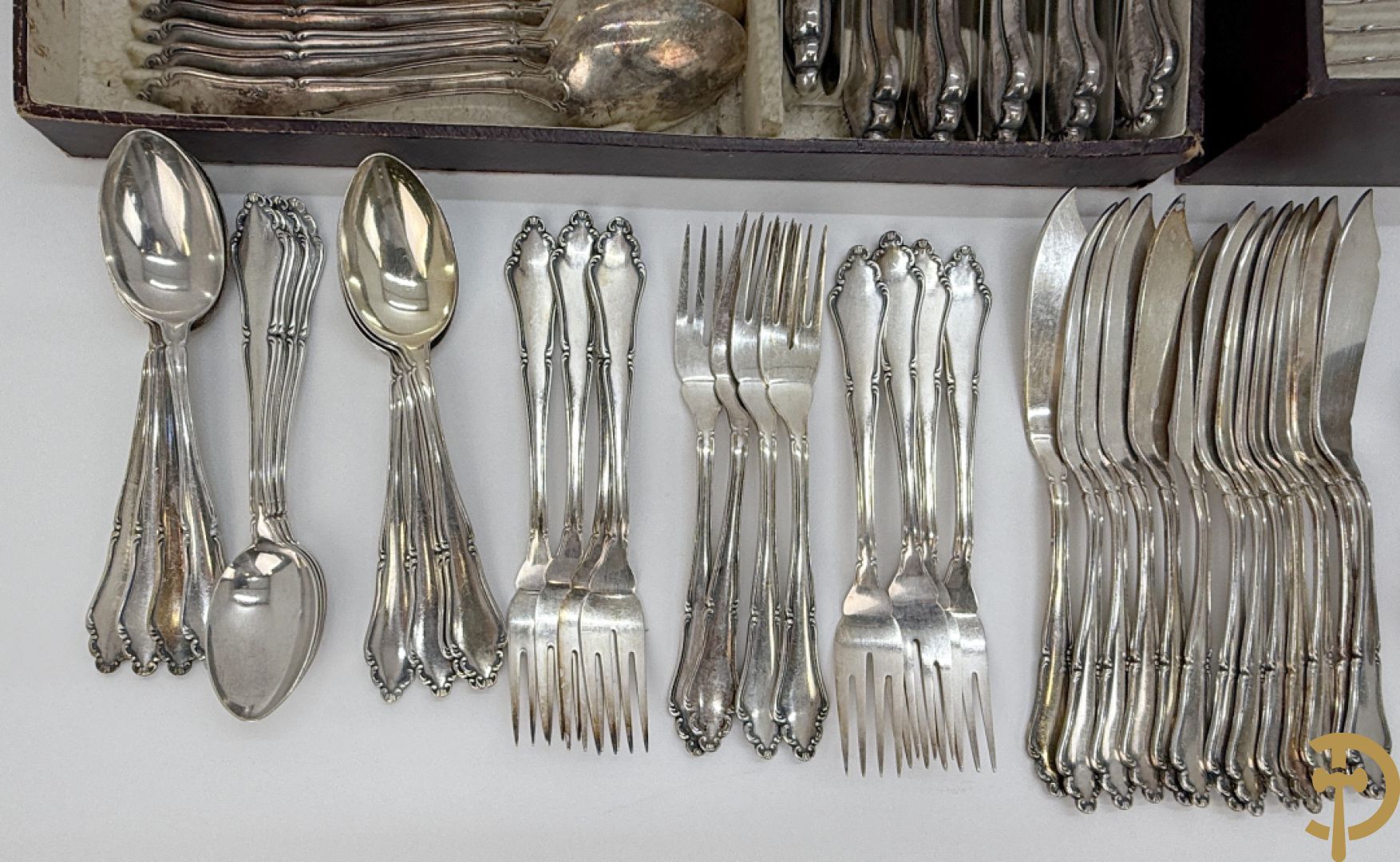 Verzilverd Louis XV bestek bestaande uit 12 lepels, 11 vorken, 12 messen, 12 dessertlepels, 11 dessertvorken, 12 dessertmessen, 12 koffielepels, 12 kleine vorken, 12 visvorken, 12 vismessen en 6 losse stukken