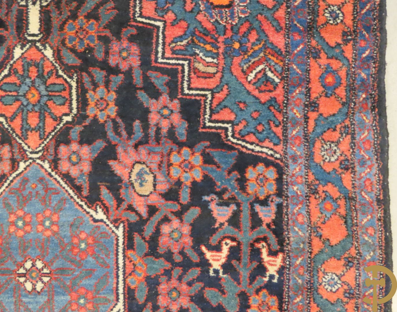 Perzische handgeknoopte loper met geometrische patronen + Perzissch handgeknoopt tapijt Senneh + Oosters handgeknoopt tapijt met bloemendecor + bidtapijtje