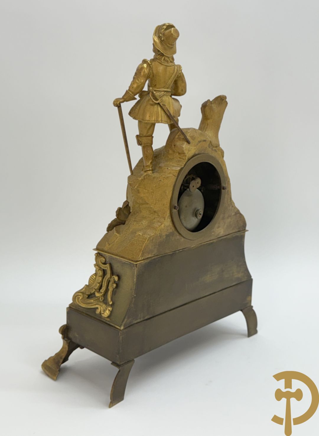 Vuurvergulde bronzen schouwpendule met musketier bekroond, getekend Cadart à Lille