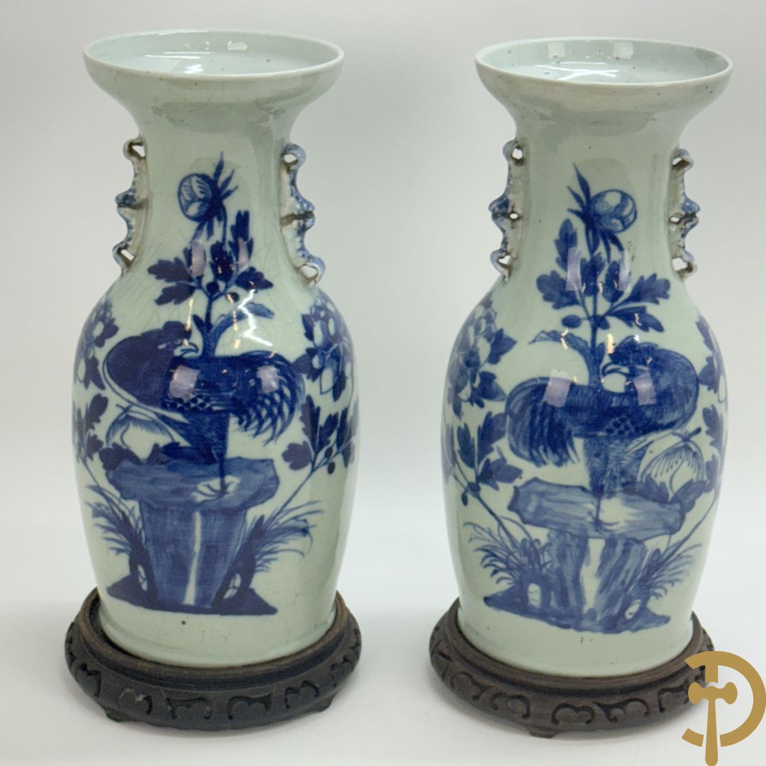 Paar Chinese porseleinen blauw/wit vazen met bloemendecor