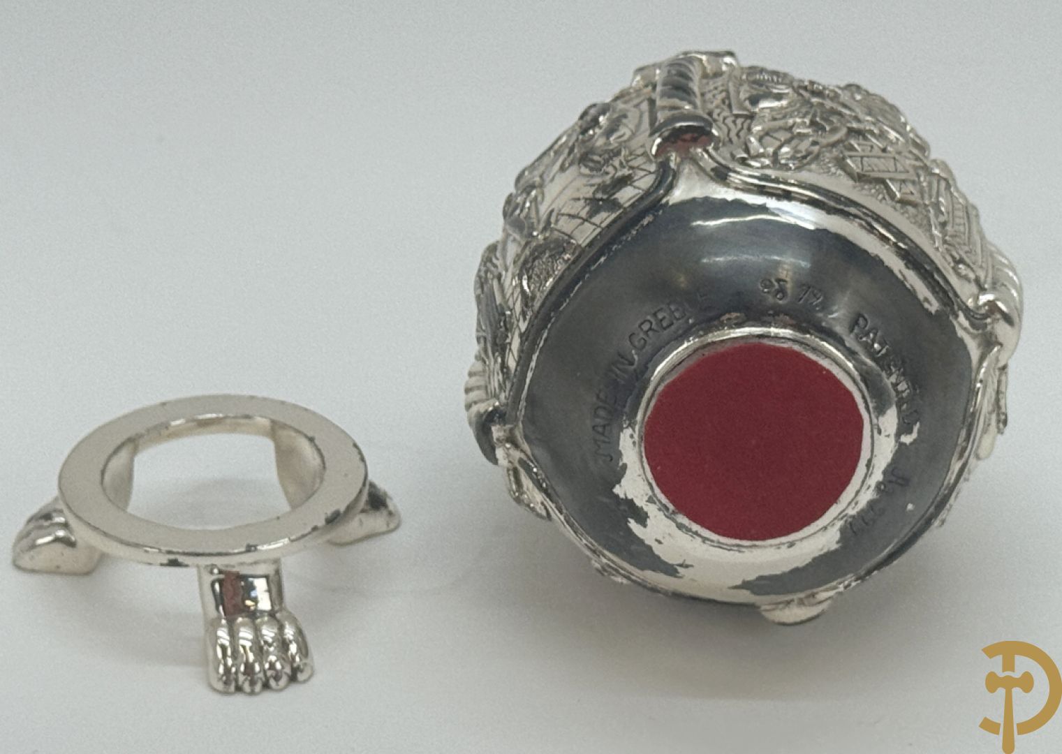 Grieks orthodox ei met 4 religieuse scènes met zilver bekleed.