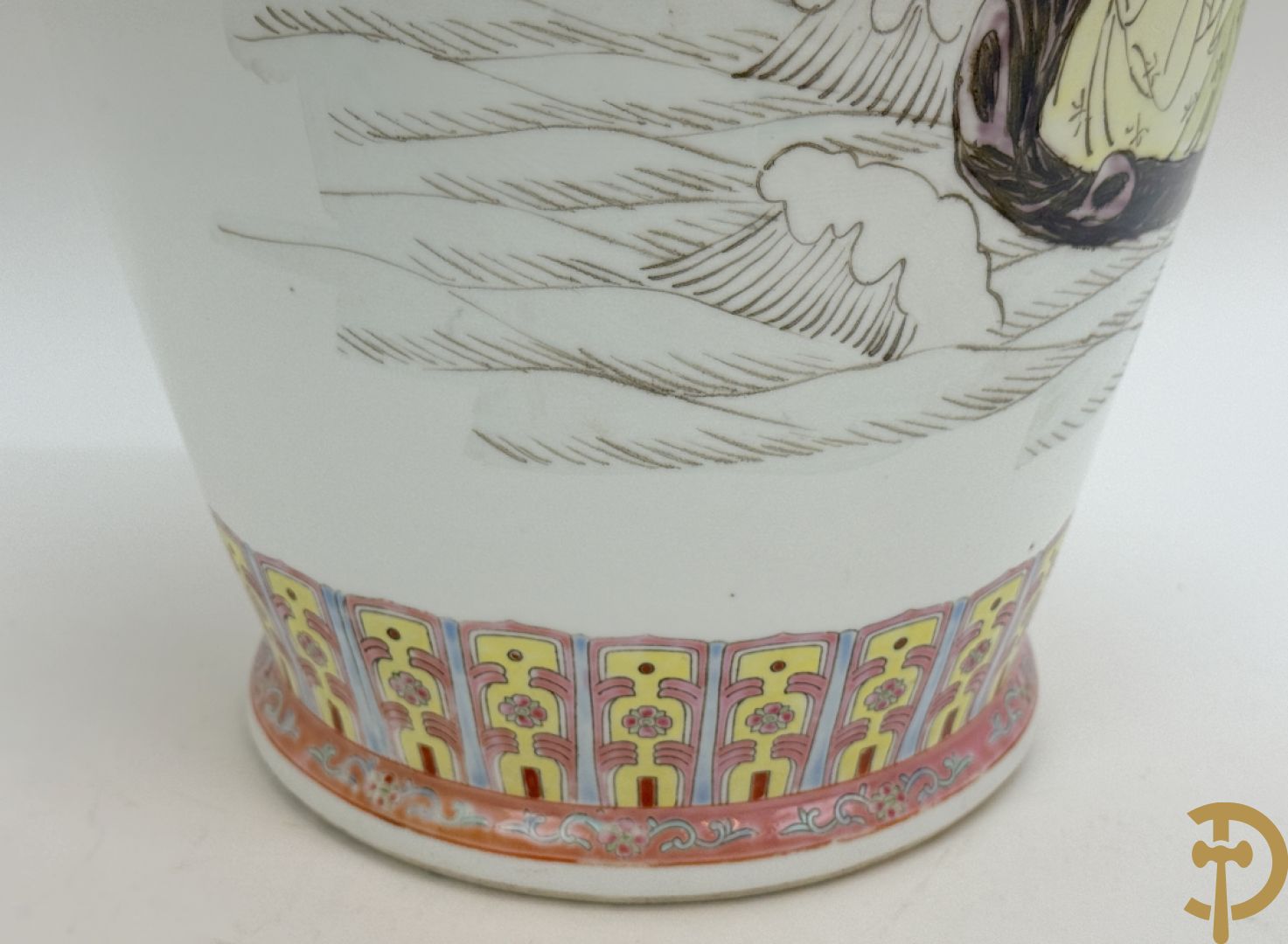 Chinese porseleinen republieksvaas met decor van ouderlingen in boot