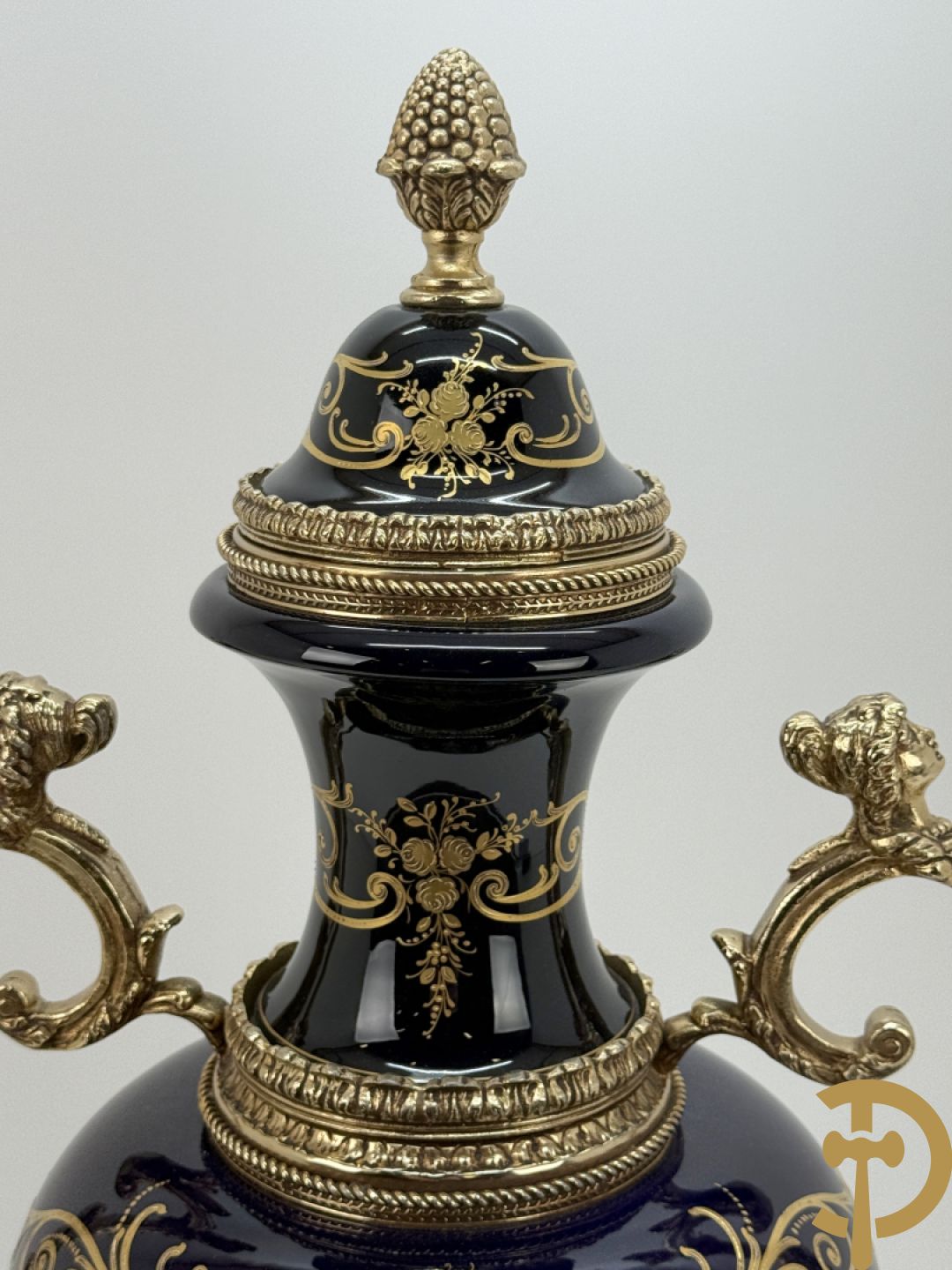 Blauwe porseleinen vaas met lieftallig decor, Sèvres stijl, bezet met bronzen ornamenten