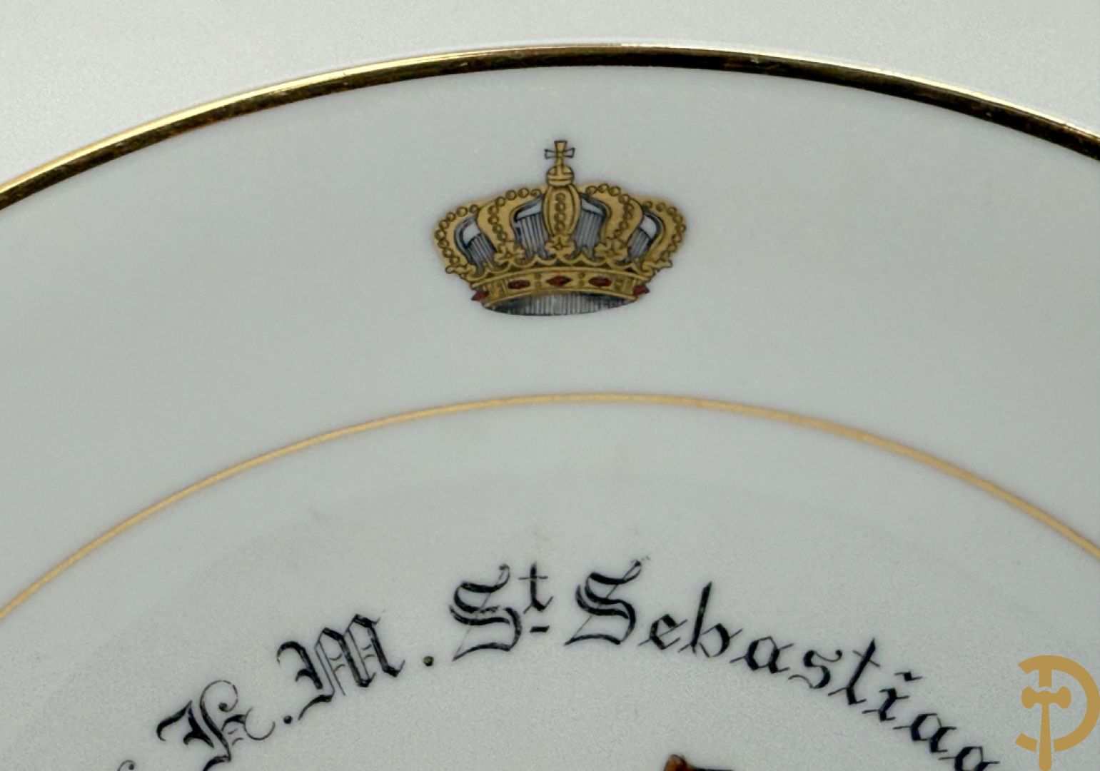 Acht porseleinen borden van boogschuttersgildes