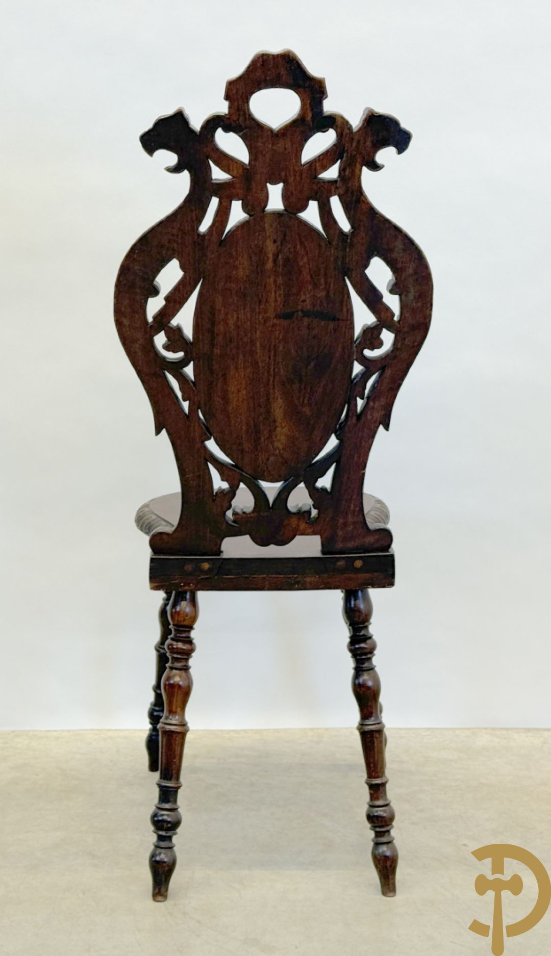 Eiken Neo Renaissance bijzetstoel scabello met decor van Franse lelies en leeuwenkoppen