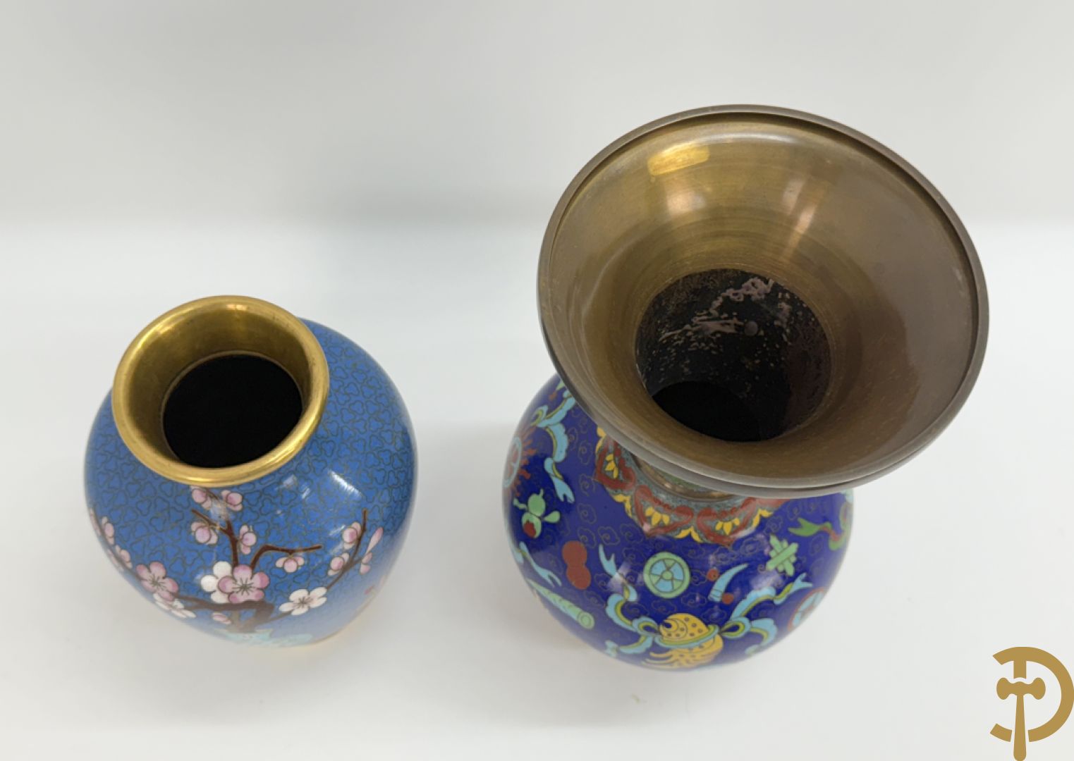 Acht stuks cloisoné w.o. paar dekselpotiches met bloemendecor, 4 vaasjes, coupe en vogel