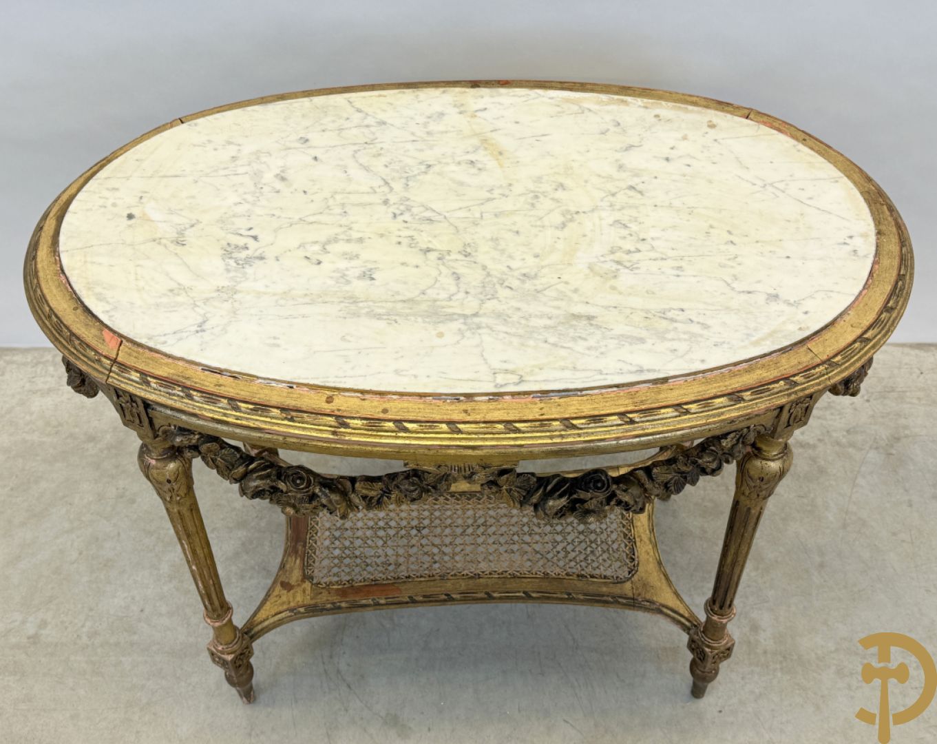 Ovale vergulde bijzettafel, Louis XVI stijl, met bloemenguirlandes, canage en marmeren blad