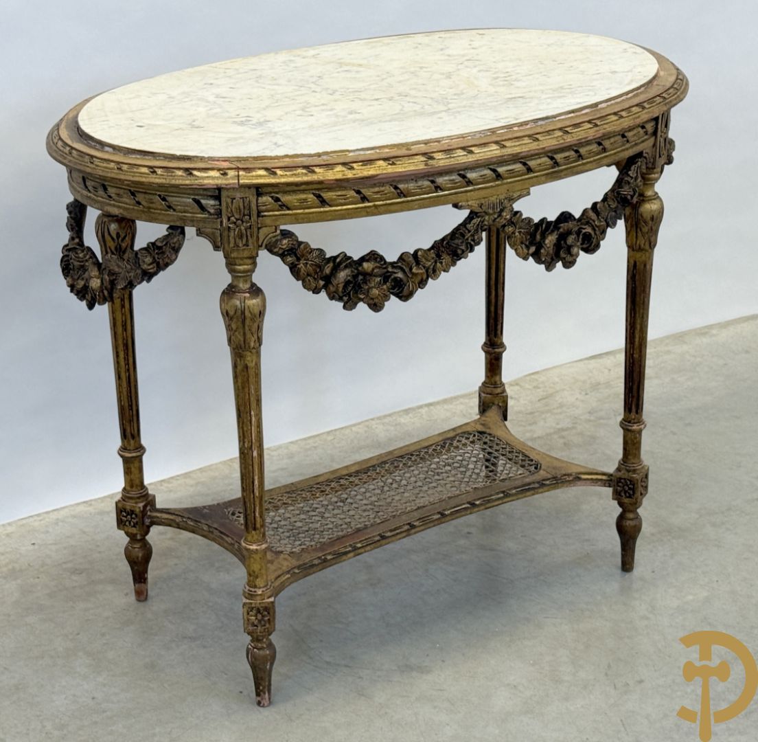 Ovale vergulde bijzettafel, Louis XVI stijl, met bloemenguirlandes, canage en marmeren blad