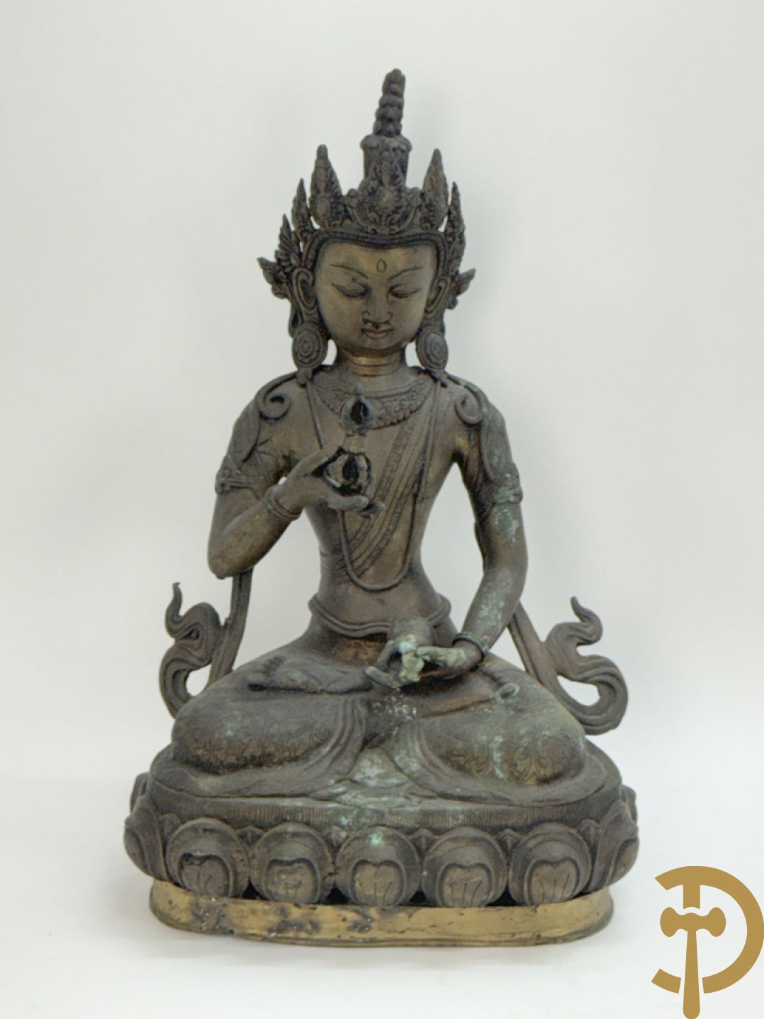 Bronzen neergezeten Boedha