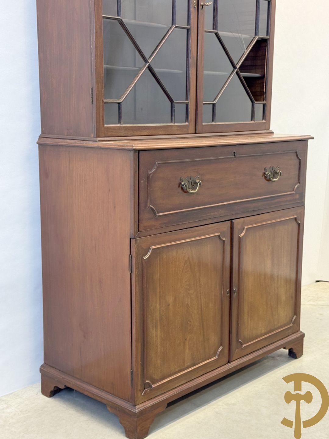 Engelse mahoniehouten secretaire met vitrine bovenaan, 19e