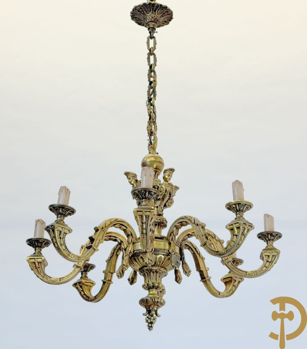 Bronzen achtarmige mazarin luchter met ridderhoofden en accanthusranken