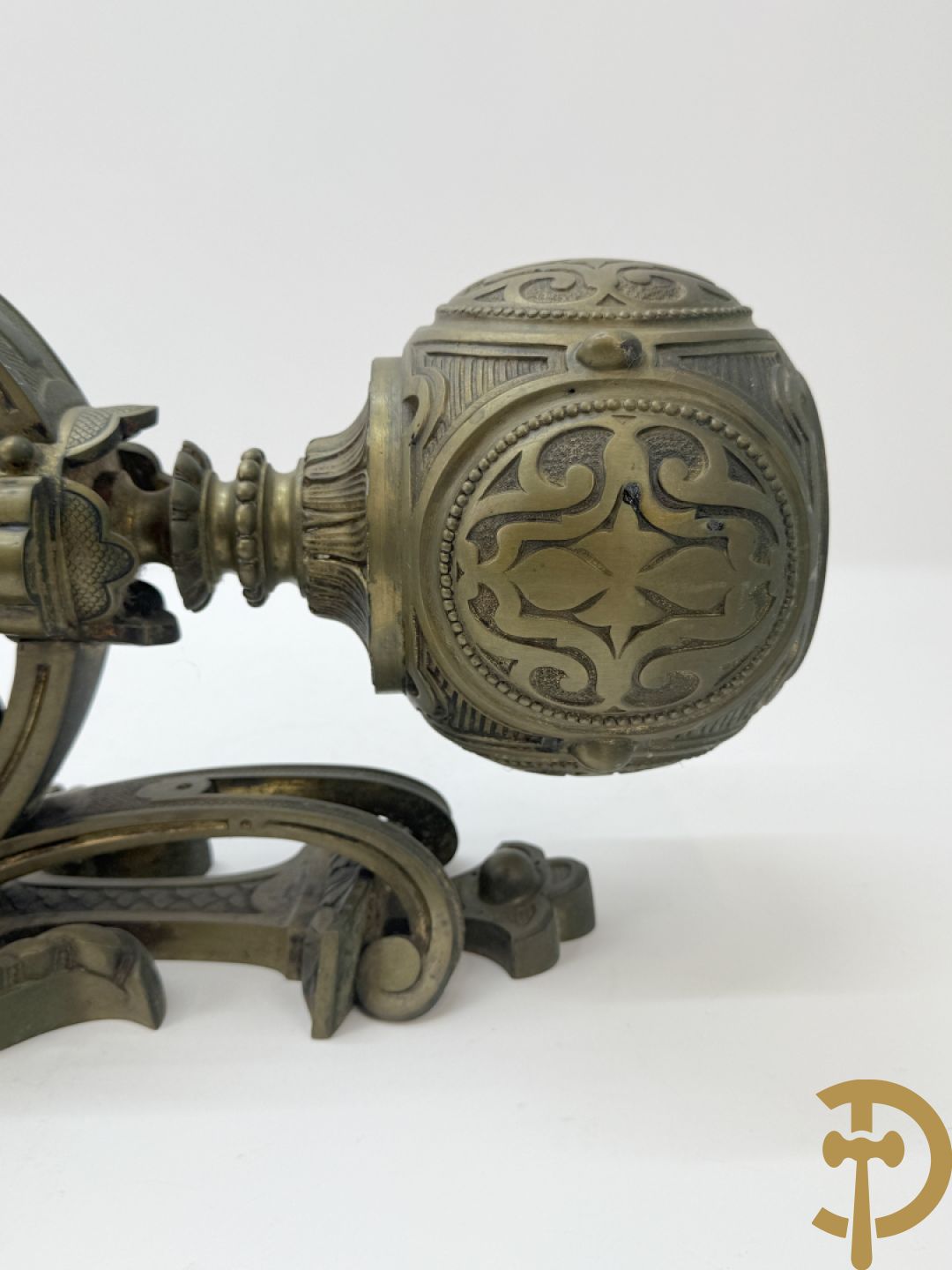 Bronzen wandappliek met accanthusranken en fruitmotieven