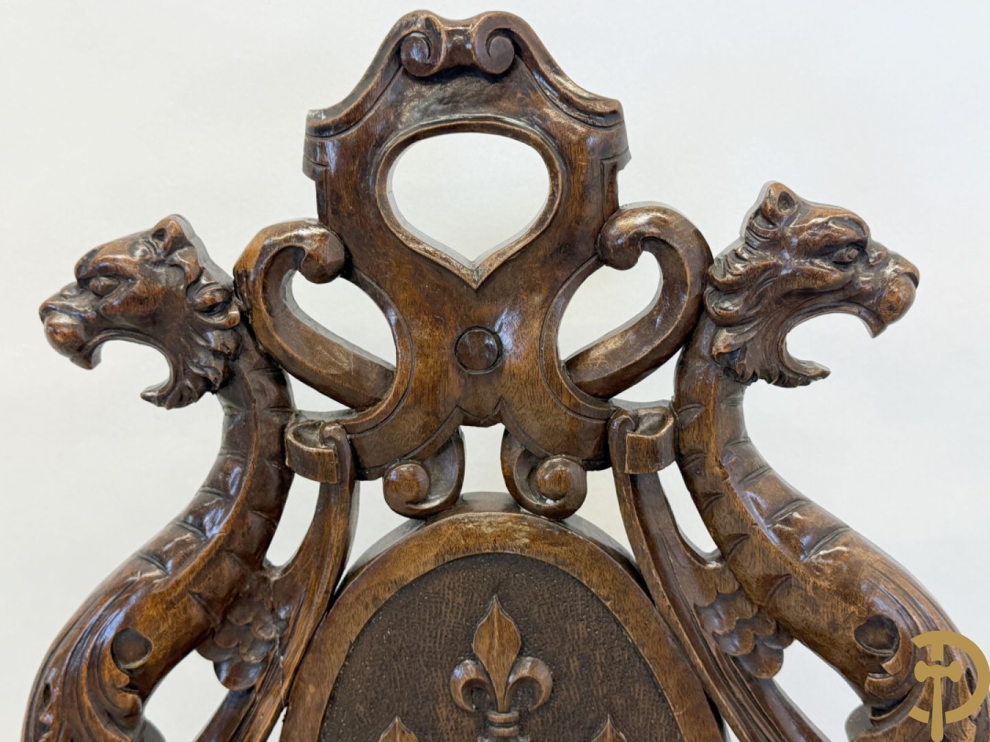 Eiken Neo Renaissance bijzetstoel scabello met decor van Franse lelies en leeuwenkoppen