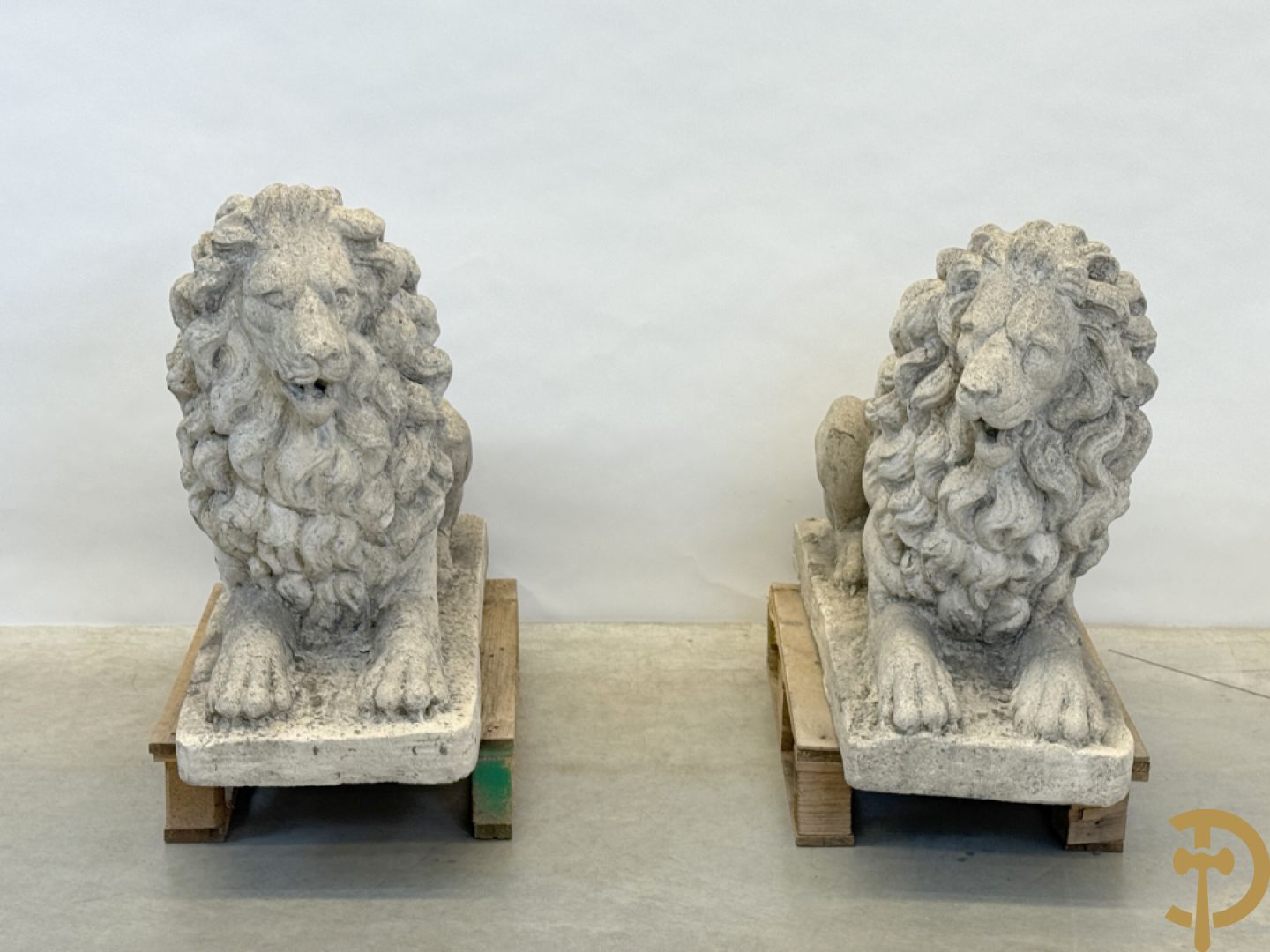 Paar betonnen tuinbeelden van leeuwen
