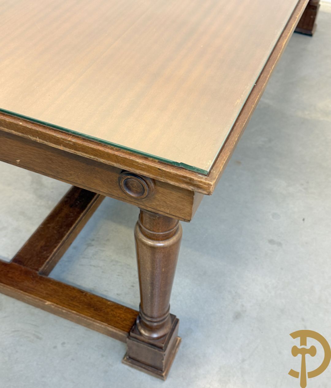 Notelaren tafel met glazen blad op vier ballustervormige poten - bezet met bollen op de zijkant