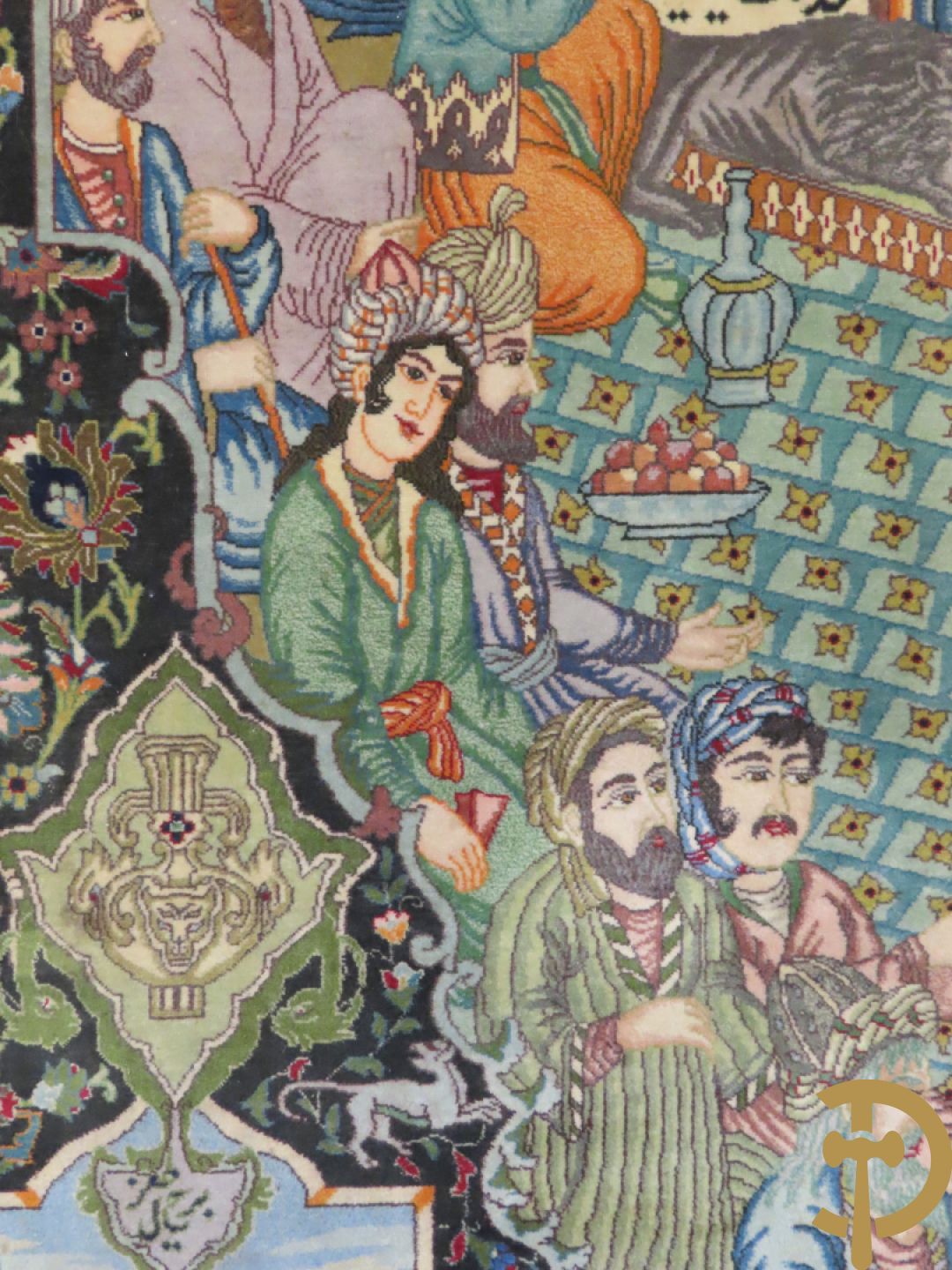 Oosters handgeknoopt tapijt Tabriz met figuratieve voorstelling, centraal met geanimeerde hofscène, omgeven door 4 hoekmedaillons met architecturale afbeeldingen - onderaan en bovenaan getekend