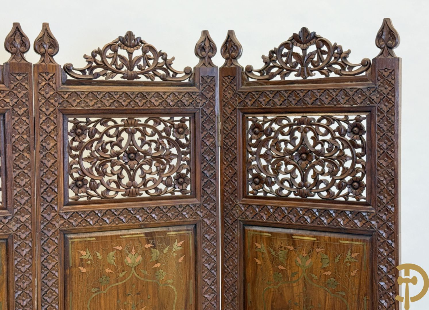 Hardhouten Aziatisch vierdelig kamerscherm met gesculpteerd ornament bovenaan en marketterie inleg midden