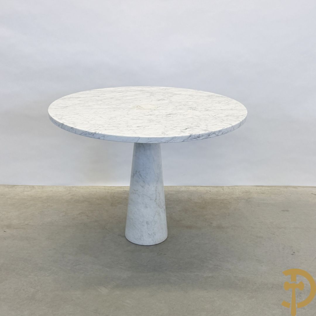 Italiaanse cararamarmeren designtafel op centrale konische voet, ontworpen door Angelo Mangiarotti, jaren 