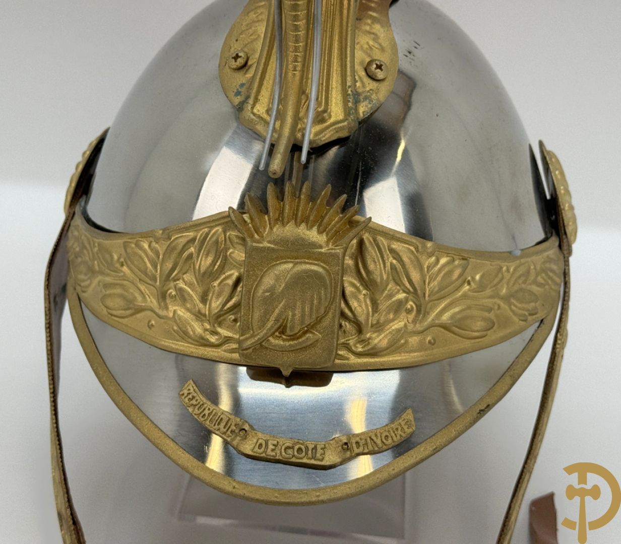 Metalen helm van de Republikeinse garde van de Ivoorkust