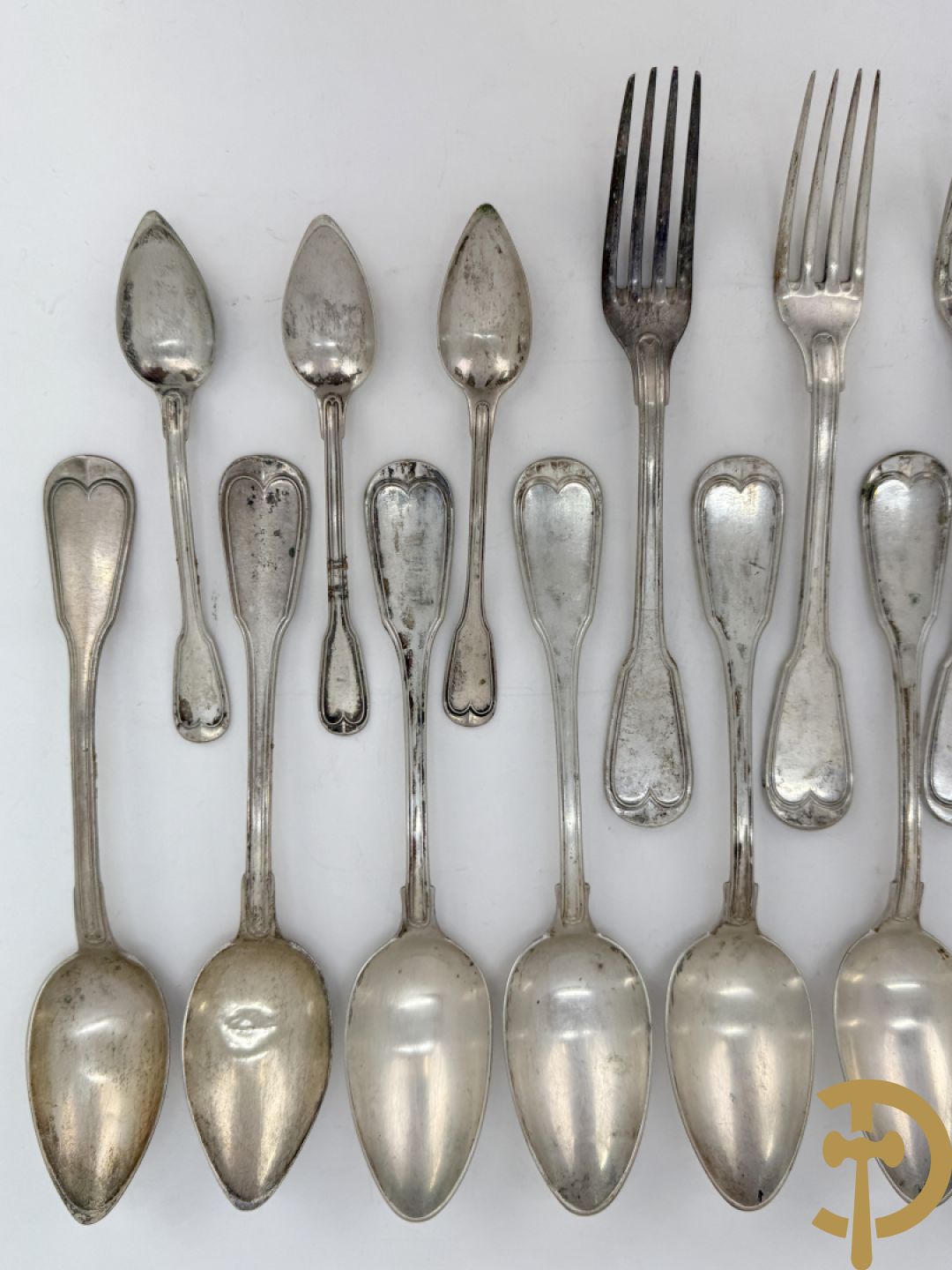 Massief zilveren bestek Louis Philippe model met initialen bestaande uit 13 soeplepels (853 gram), 9 vorken (657 gram), 3 dessertlepels (59 gram) en 1 pollepel (221 gram)