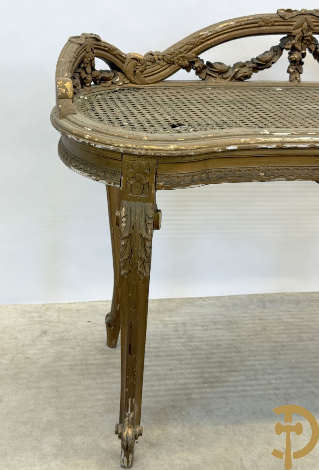 Vergulde Louis XVI banquette met bloemenguirlandes en canage