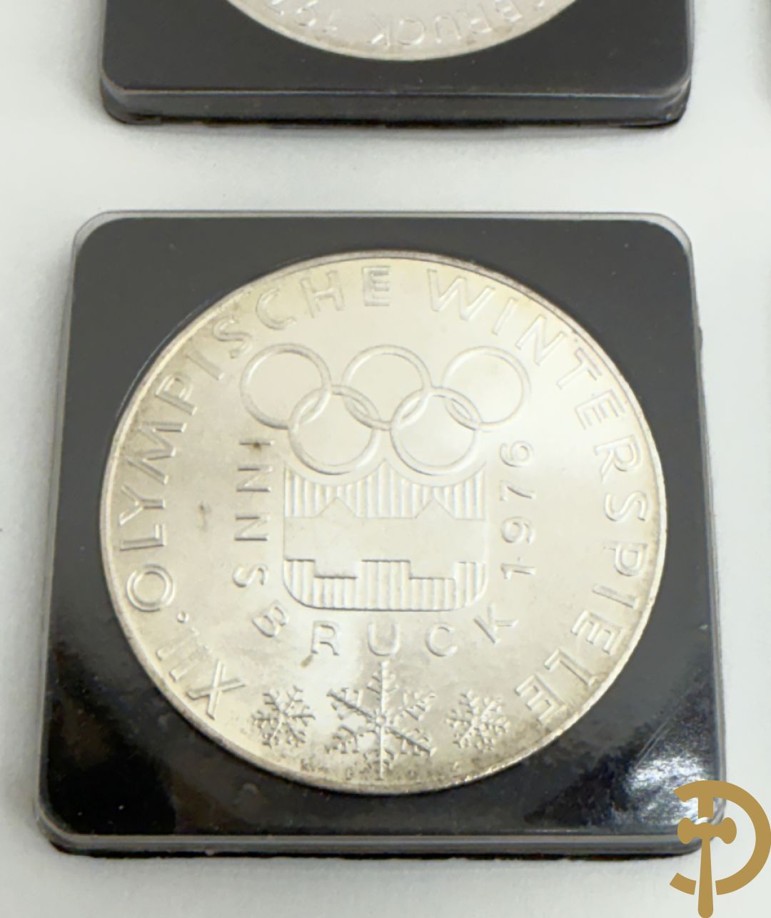 Massief zilveren herdenkingsmunt Paus Johannes Paulus II ter gelegenheid van zijn bezoek in 1985 aan België + vier munten van de Olympische winterspelen in 1976 in Innsbruck + set van zeven massief zilveren plaquettes van de 7 wereldwonderen