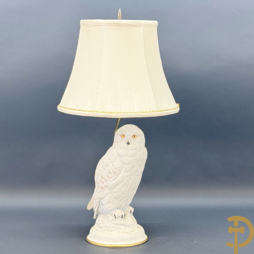 Porseleinen beeld van witte sneeuwuil als lampadaire, door Raymond Watson getekend in 1987 bij de Franklin Mint Compagnie
