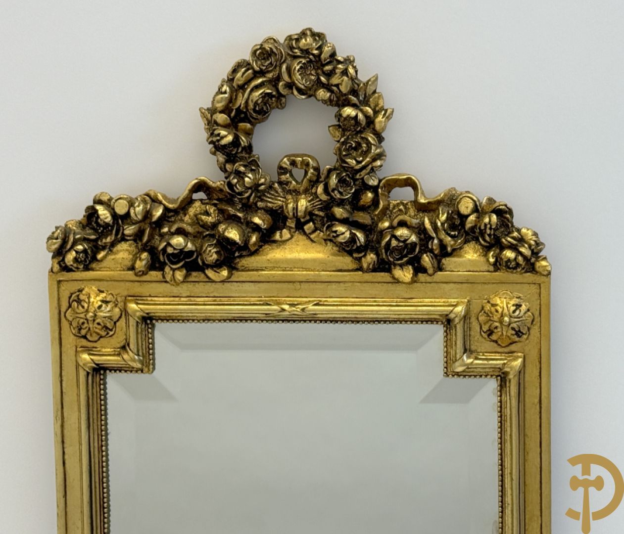 Vergulde console met Louis XVI motieven en amfoor  + vergulde spiegel met Louis XVI motieven